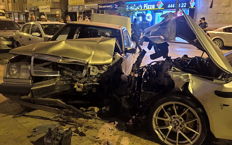 Alkollü sürücü hatalı sollama yaptı, 5 araca çarptı