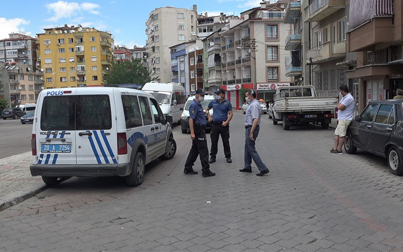 2 gencin silah merakı polisi alarma geçirdi