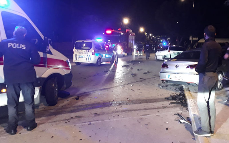 Caddeyi savaş alanına çeviren kaza: 6 yaralı