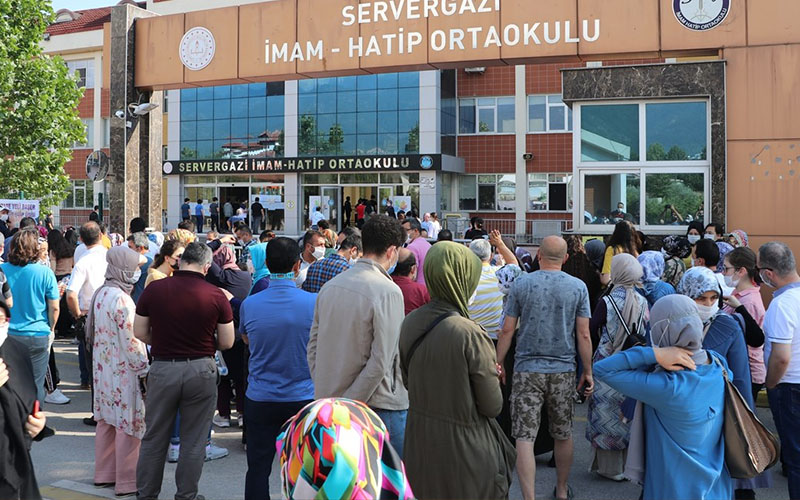 Veliler LGS’de sosyal mesafe kuralını unuttu
