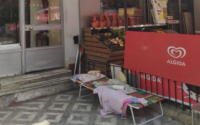 Kafasına taş düşen çocuk yaralandı