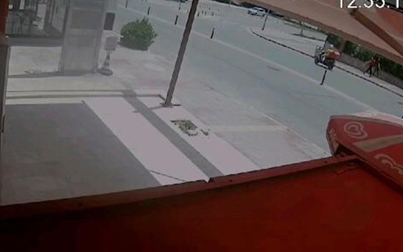 Otomobilin çarptığı motosikletin sürücüsü ağır yaralandı