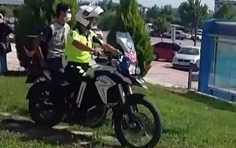 Nüfus cüzdanını kaybeden öğrenciyi sınava motosikletli polis yetiştirdi