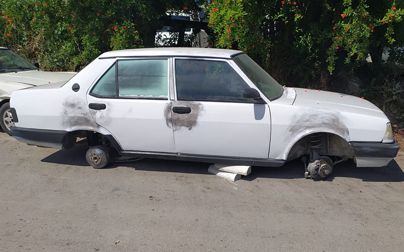Otomobili çalamayınca tekerlerini çaldılar