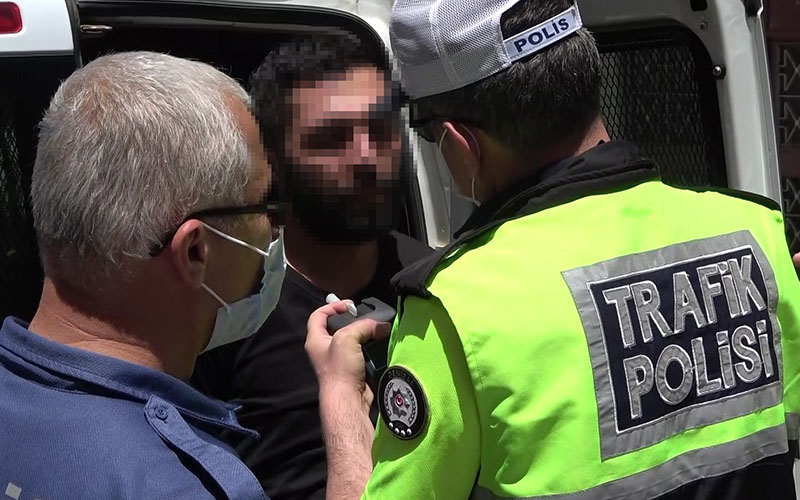 Kırmızı ışık ihlalleriyle polisi alarma geçirdi