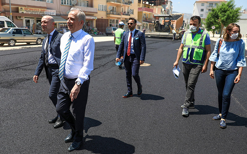 Büyükşehirden Sarayköy’ün yollarına sıcak asfalt