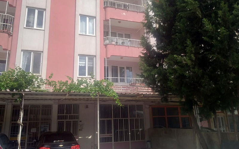 3. kattan düşen genç kız tente sayesinde hayatta kaldı