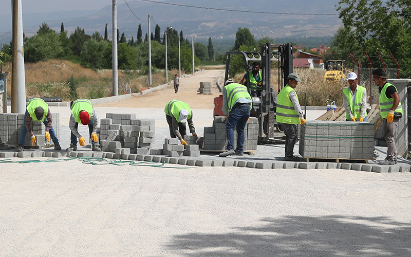 Pamukkale’de 23 mahallede yollar kilitli parkeyle kaplanıyor