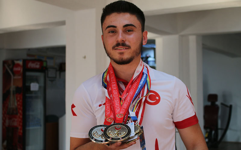 Annesinin 80 liralık pazar parasıyla spor salonuna yazıldı, dünya 4.’sü oldu