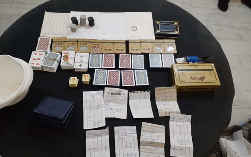 Daireye baskında 24 kişi kumar masasında yakalandı