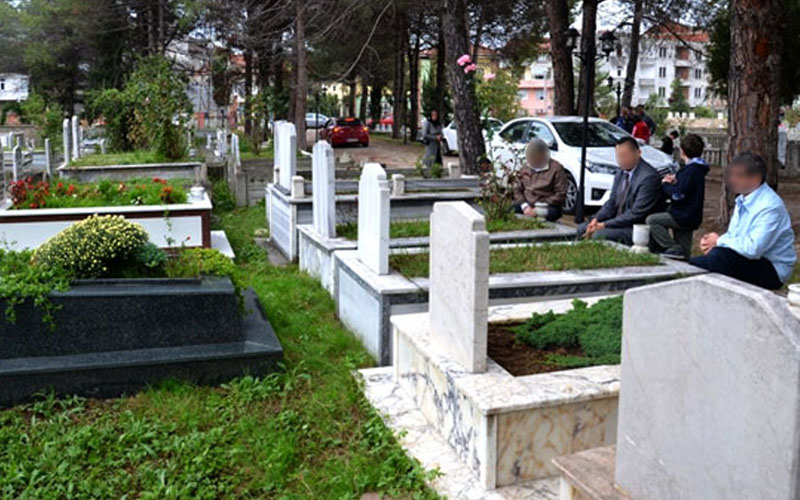 Toplu mezarlık ziyareti yasaklandı