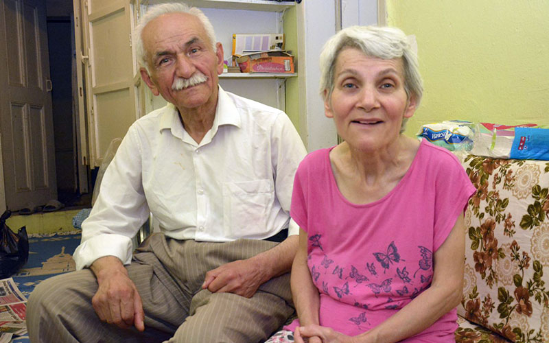 Alzheimer hastası eşine bebek gibi bakıyor