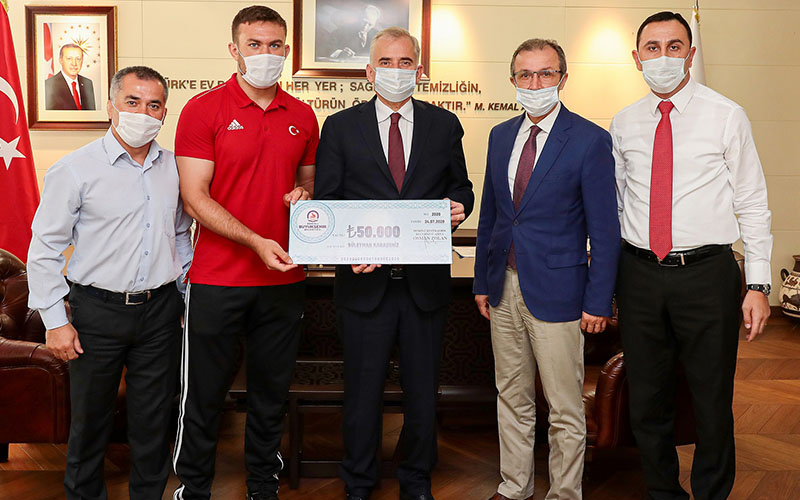Zolan’dan, milli güreşçiye 50 bin TL’lik ödül