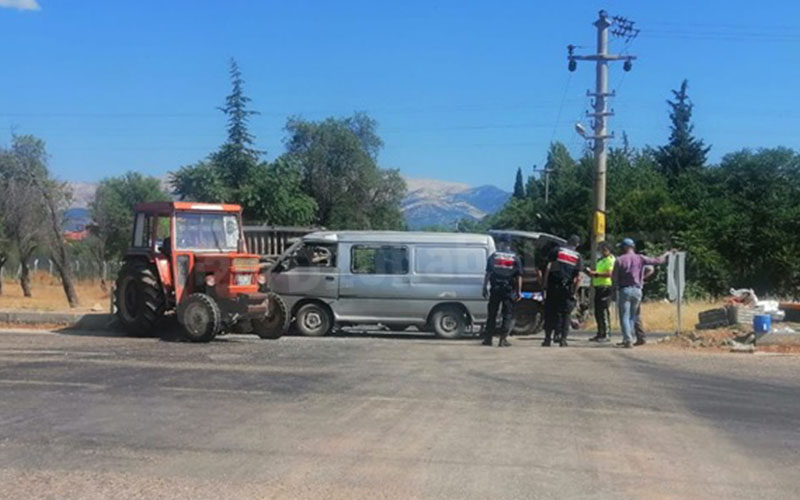 Hafif ticari araç ile traktör çarpıştı: 5 yaralı