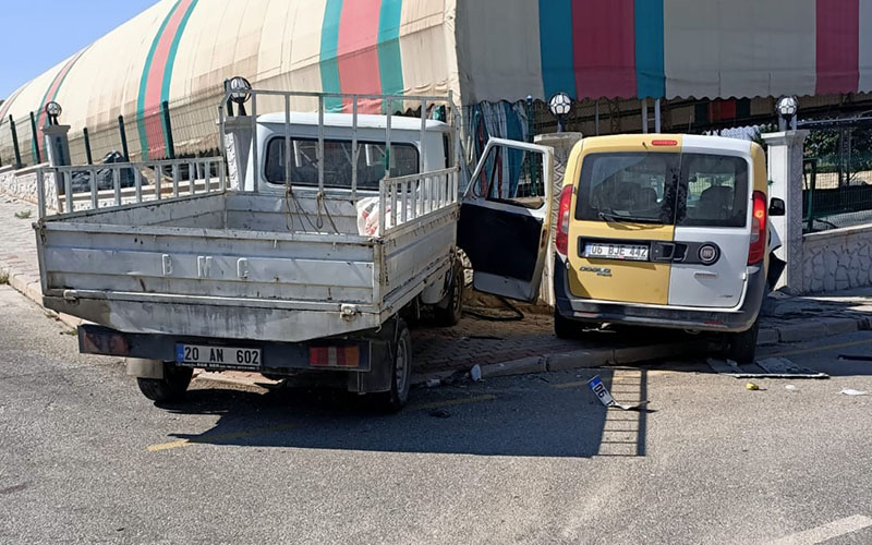Hafif ticari araç ile kamyonet çarpıştı: 2 yaralı