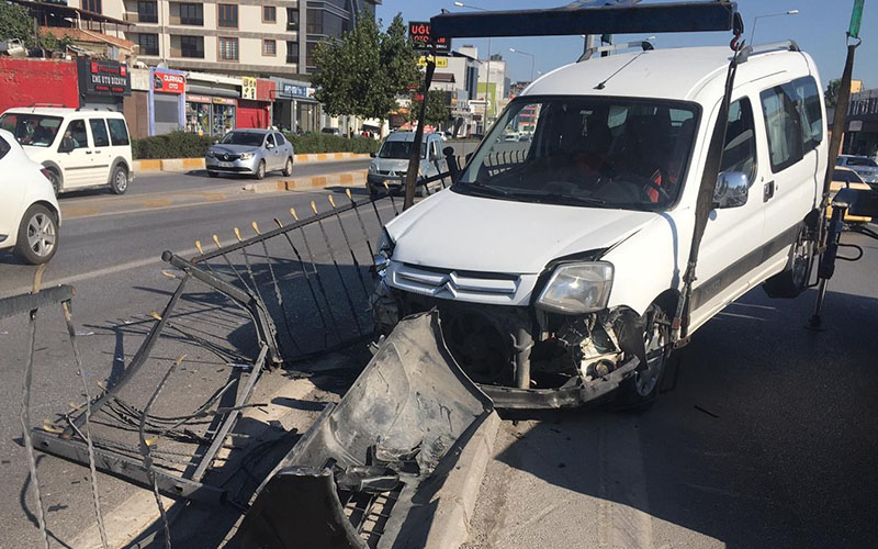 Demir bariyerlere çarparak durabildi