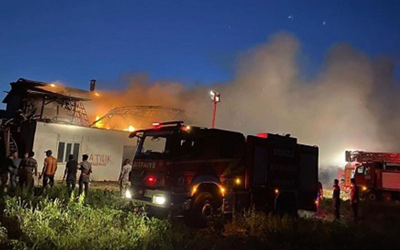 Alevlerin yuttuğu ev oturulamaz hale geldi