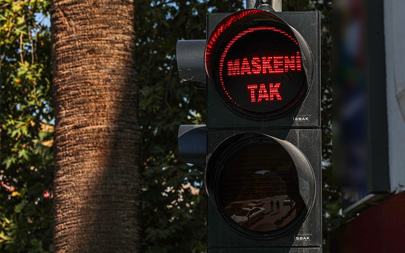 Büyükşehirden trafik ışıklarıyla “maskeni tak” çağrısı