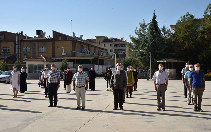 Yeni eğitim öğretim yılında ders zili öğrencisiz çaldı