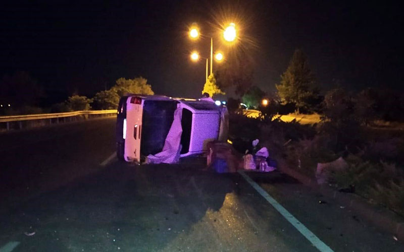 Devrilen pikap metrelerce sürüklendi: 1 yaralı
