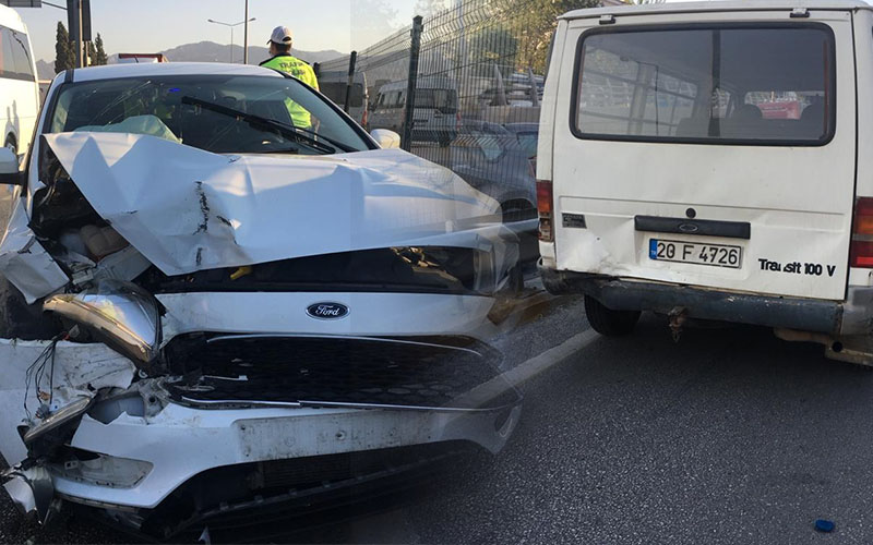 Otomobil ile minibüs çarpıştı: 1’si ağır 2 yaralı