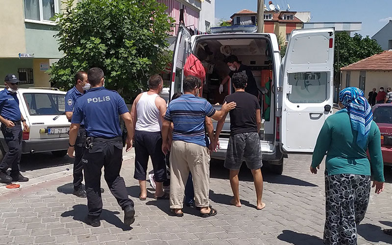Kendisini silahla vurarak ağır yaraladı