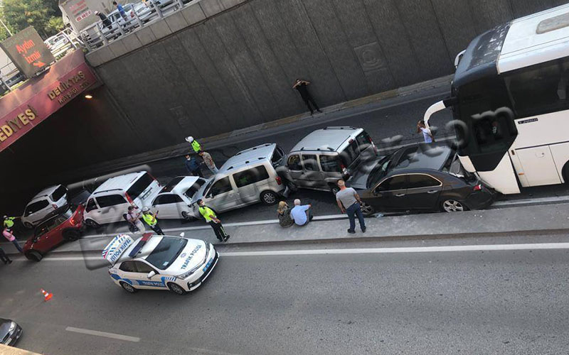 Dokuz aracın karıştığı zincirleme trafik kazası