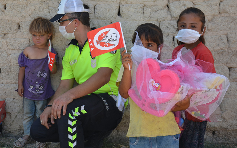 Polis, mevsimlik işçilerin çadırlarda yaşayan çocuklarını sevindirdi