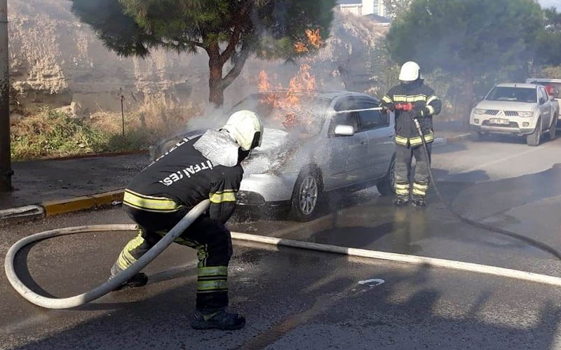 Otomobil seyir halindeyken alev aldı