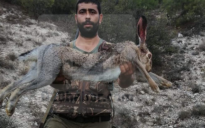 Vurduğu 8 kiloluk tavşanla poz verdi