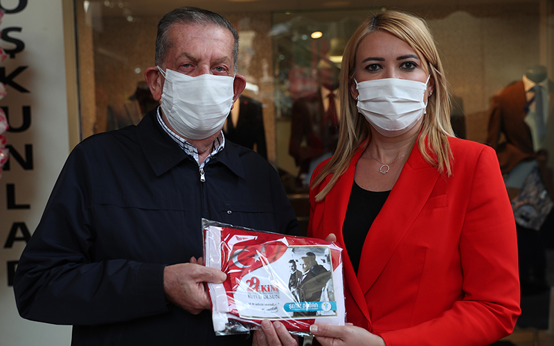 Merkezefendi Belediyesinden bayrak hediyesi
