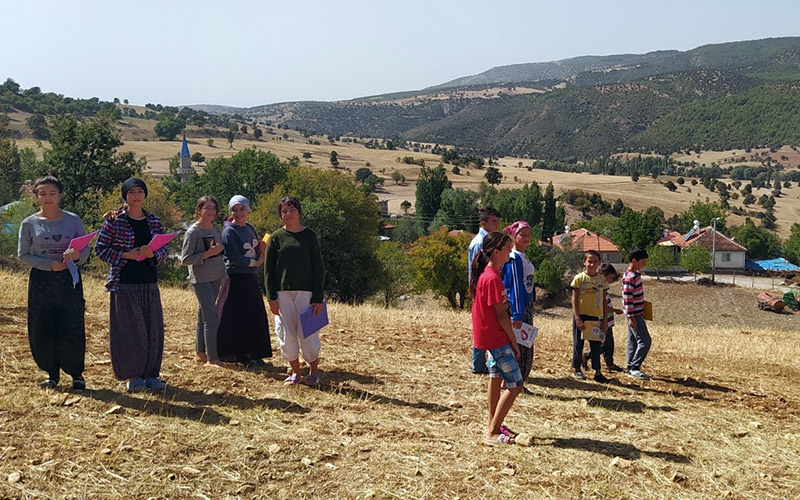 Online derse katılabilmek için tepe tepe geziyorlar