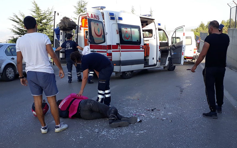Minibüse çarpan motosikletli düştüğü yerden kalkamadı