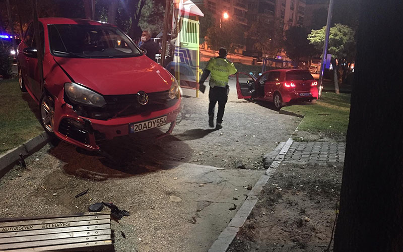 Otomobil çocuk parkına daldı