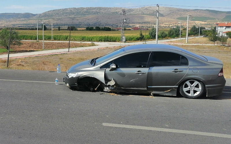 Otomobilin ön tekerleği koptu