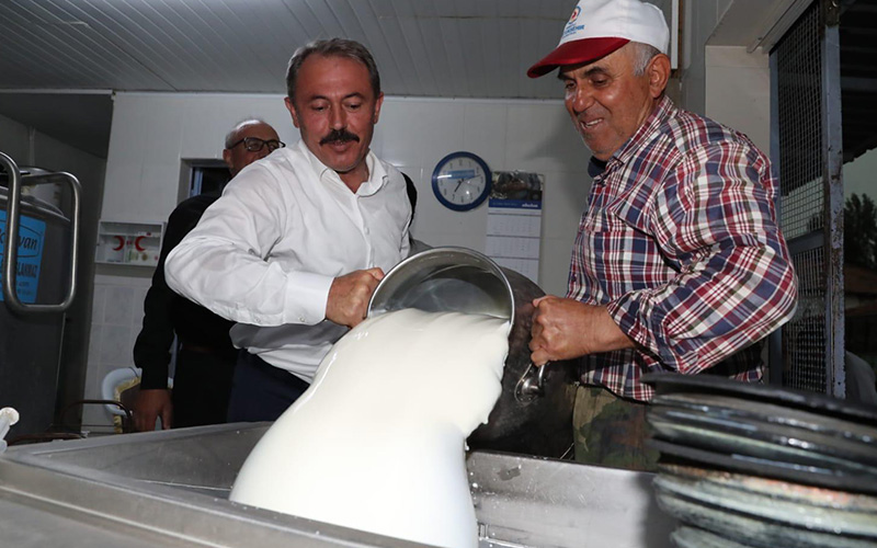 Süt üreticilerine 15 milyon lira ödeme