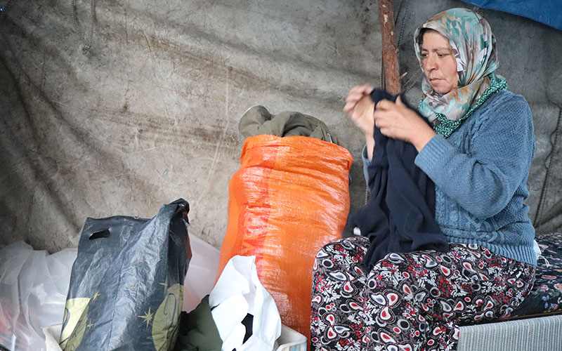 Anne ve çocuklarının çadırda yaşam mücadelesi