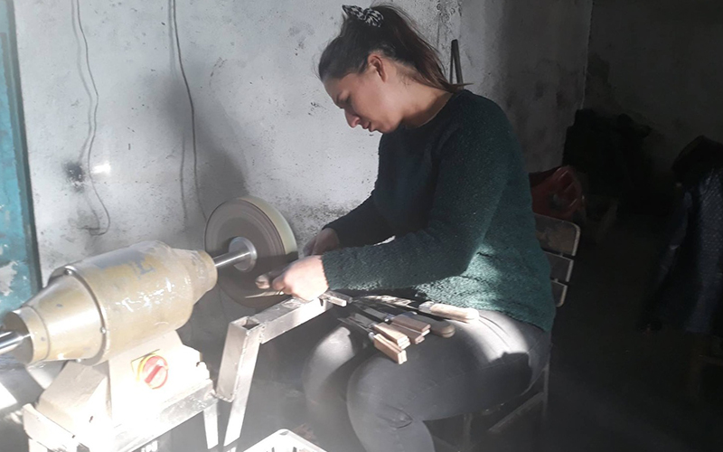 Bıçak ustası kadın hem kanseri yendi hem tabuları yıktı
