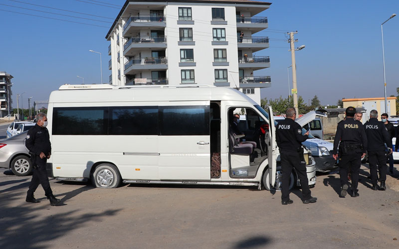 Lastikleri patlatılarak durdurulan plakasız minibüsten iki çocuk çıktı