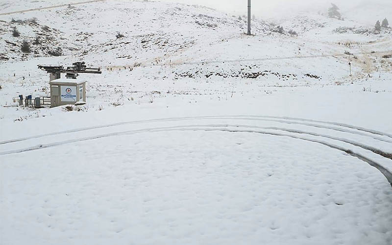 Bozdağ Kayak Merkezi’ne yılın ilk karı yağdı