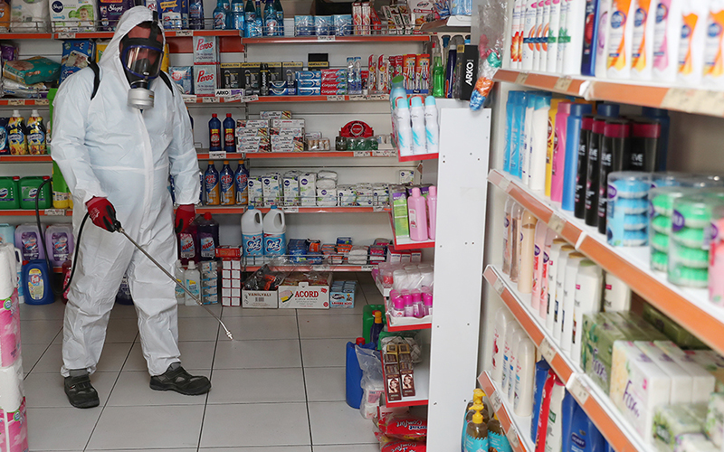 Merkezefendi’de büfe, bakkal ve marketler  dezenfekte ediliyor
