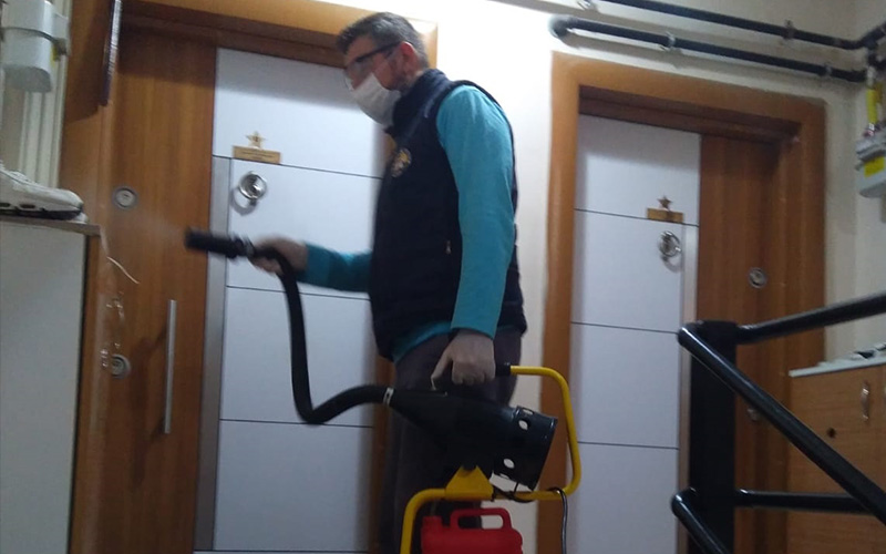 Sarayköy’de ev ve apartmanlarda dezenfekte çalışması