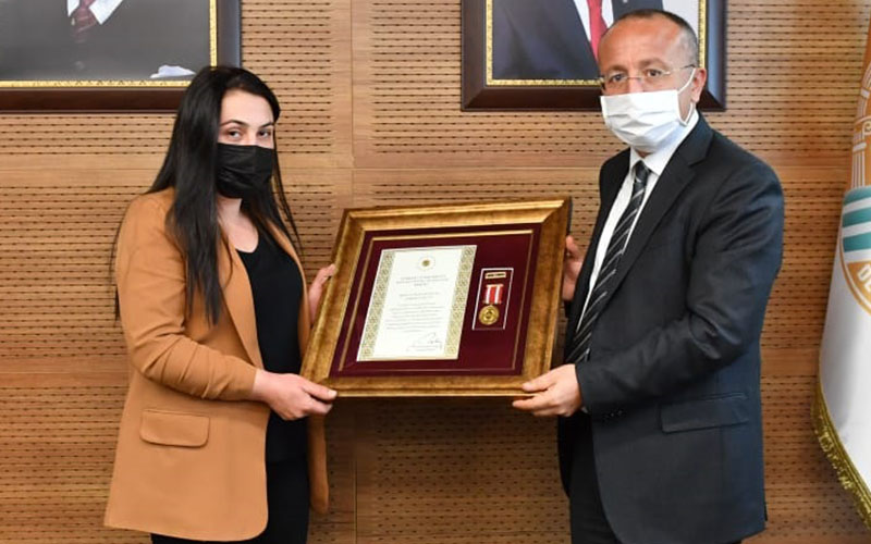 Şehit eşi ile gaziye Devlet Övünç Madalyası verildi