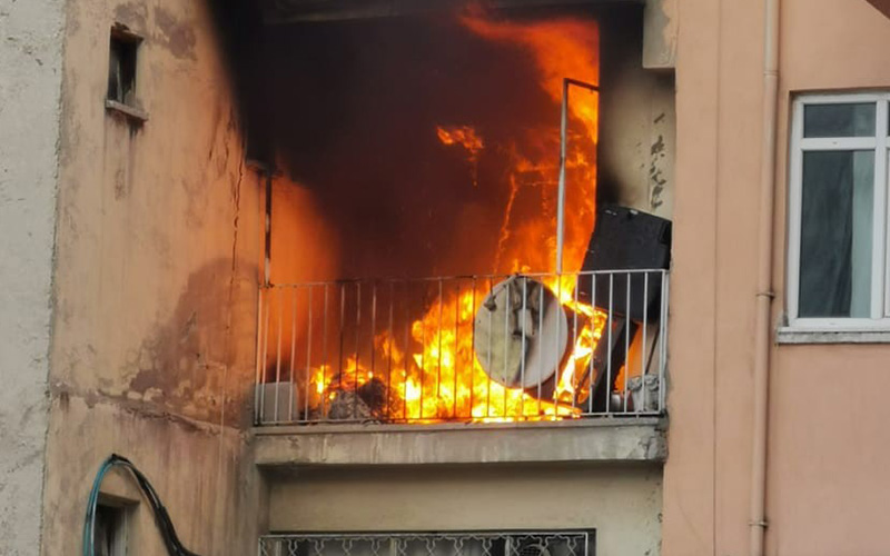 Balkona bırakılan kova yangına neden oldu