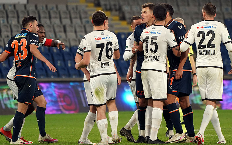 Denizlispor-Başakşehir maçı sonrası saha karıştı