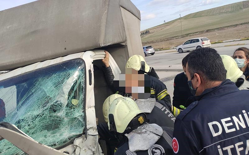 Refüje çarpan aracın içinde sıkıştılar