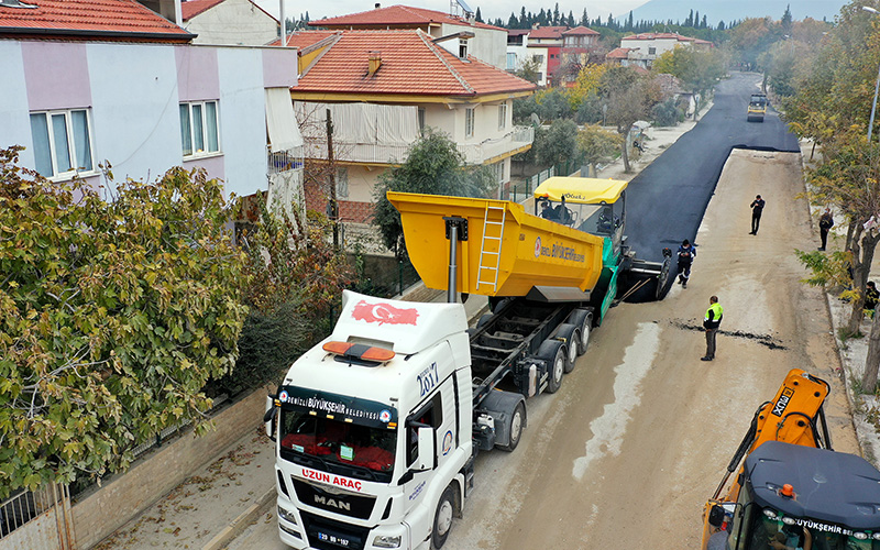 Büyükşehir’den altyapı çalışmalarında sona yaklaşılan mahallerde geçici asfalt çalışması
