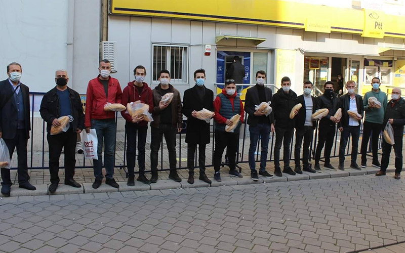 CHP’li gençler Tin’e ekmek gönderdi