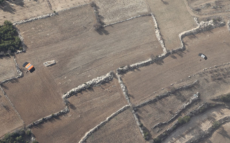 Ünlü şarkıcı Pamukkale’de kendini 3 bin metreden boşluğa bıraktı