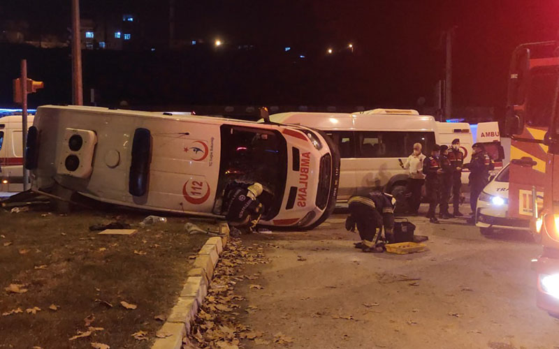 Ambulans ile minibüs çarpıştı: 14 yaralı